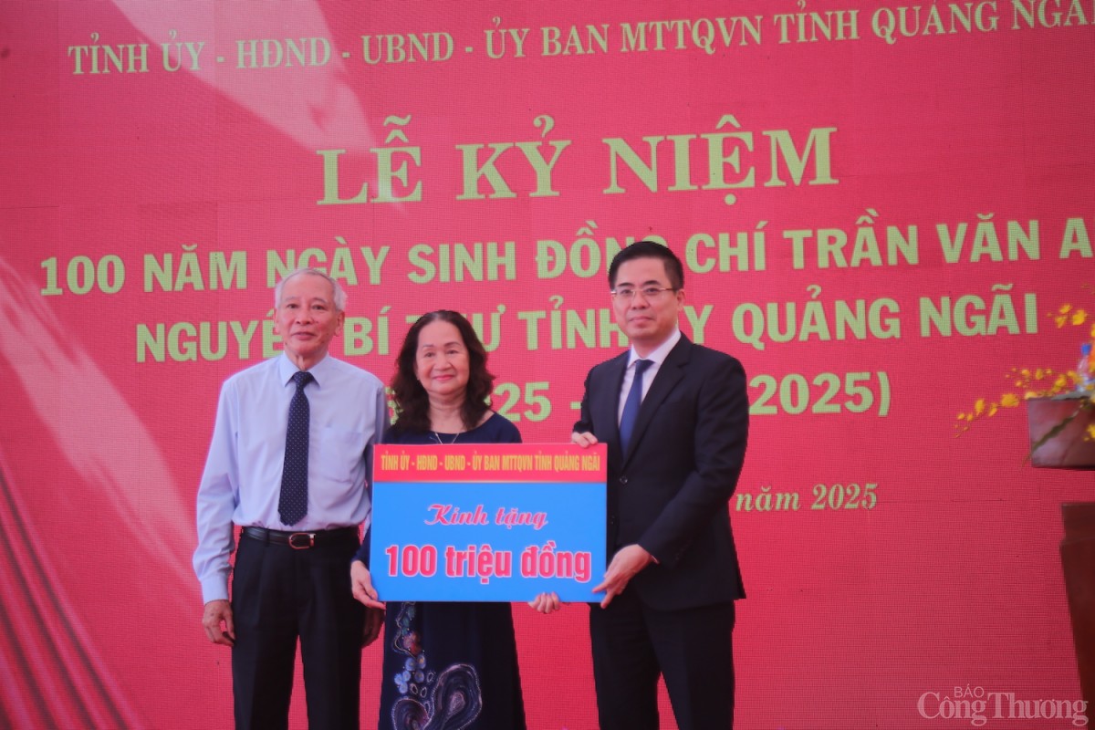 Cũng trong dịp này, lãnh đạo tỉnh Quảng Ngãi tặng quà cho gia đình đồng chí Trần Văn An. Cũng trong dịp này, lãnh đạo tỉnh Quảng Ngãi tặng quà cho gia đình đồng chí Trần Văn An.