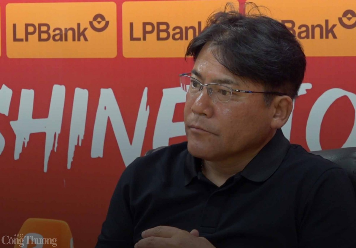 HLV Makoto Teguramori của Hà Nội FC tỏ ra tiếc nuối khi đội bóng của ông không thể tận dụng lợi thế sân nhà.