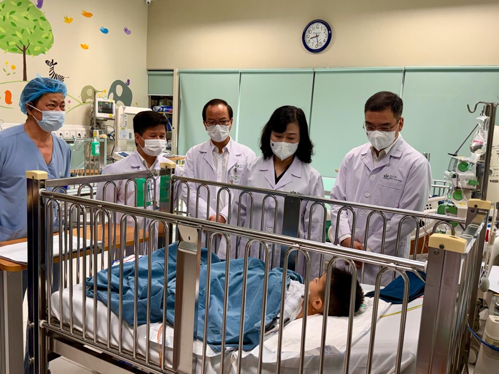 Bộ trưởng Bộ Y tế Đào Hồng Lan thăm bệnh nhi M.T.A đang điều trị tại Khoa Hồi sức ngoại khoa.