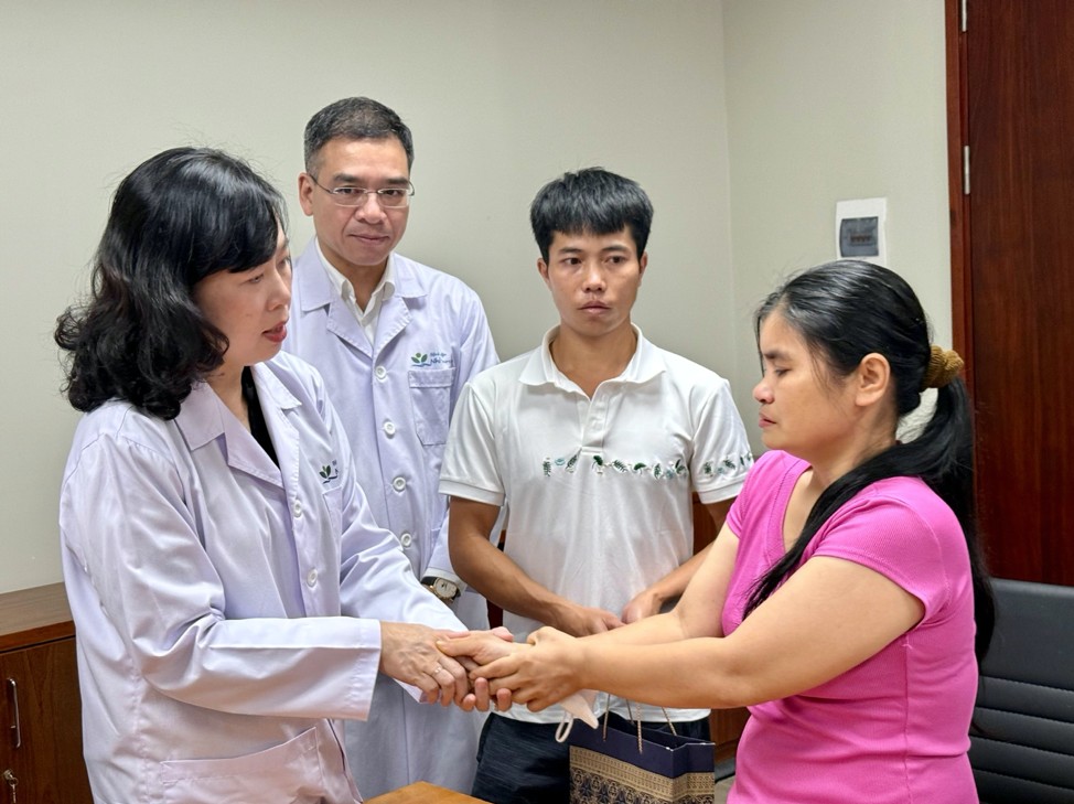 Bộ trưởng Bộ Y tế Đào Hồng Lan trò chuyện, chia sẻ cùng gia đình bệnh nhi