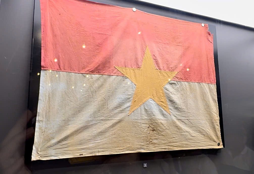 Những lá cờ kể chuyện lịch sử tại Bảo tàng Quân sự