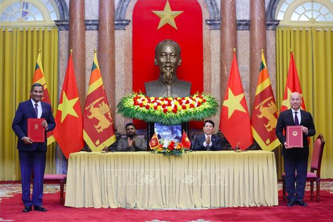 Chủ tịch nước Lương Cường và Tổng thống Sri Lanka Anura Kumara Dissanayaka chứng kiến lễ ký kết, trao văn kiện hợp tác giữa hai nước về hợp tác xúc tiến thương mại giữa Cục Xúc tiến thương mại thuộc Bộ Công Thương Việt Nam và Ban Phát triển xuất khẩu Sri 