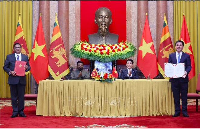 hủ tịch nước Lương Cường và Tổng thống Sri Lanka Anura Kumara Dissanayaka chứng kiến lễ trao Bản ghi nhớ về hợp tác chế tạo máy giữa Bộ Công Thương Việt Nam và Bộ Công nghiệp và Phát triển doanh nghiệp Sri Lanka