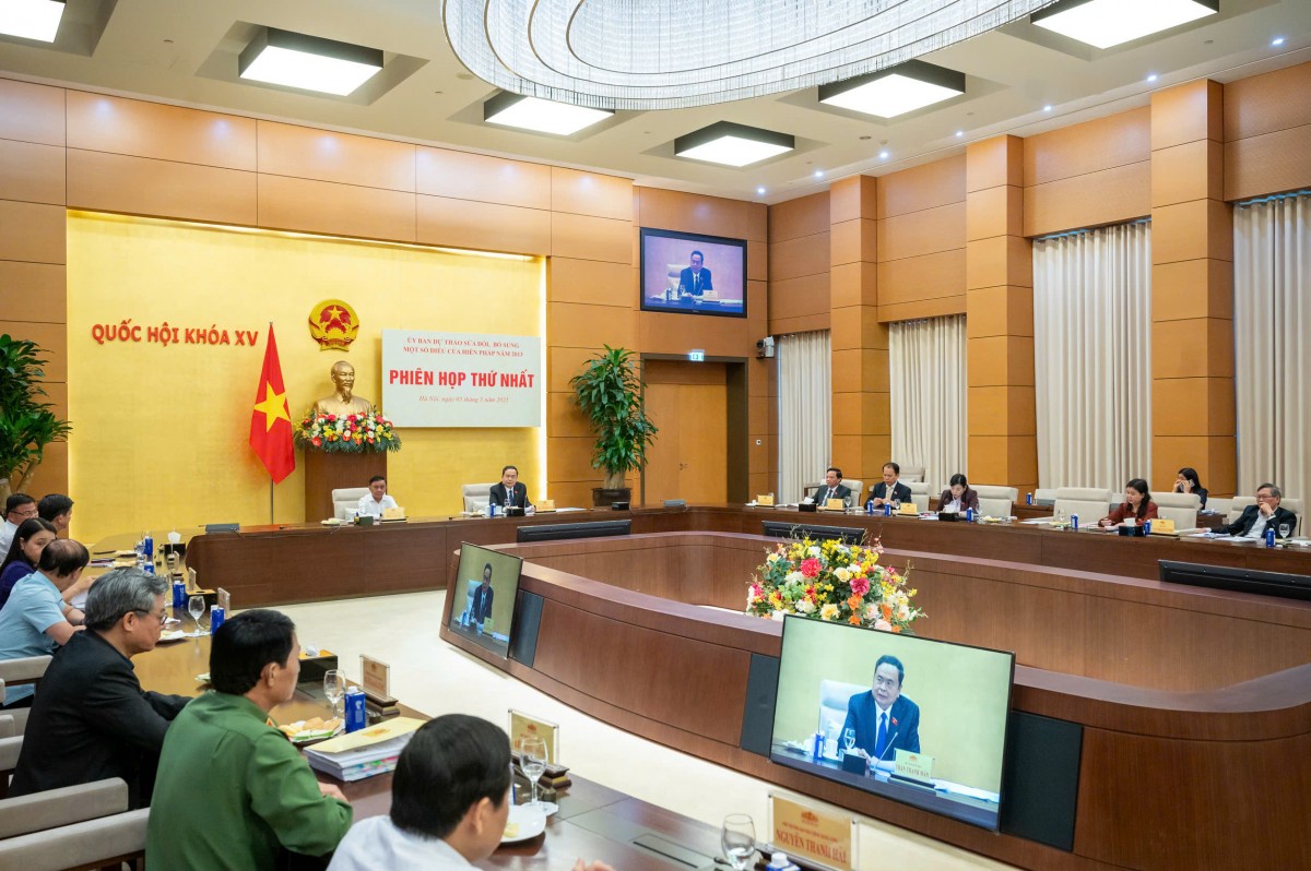 phiên họp thứ nhất của Ủy ban dự thảo sửa đổi, bổ sung một số điều của Hiến pháp năm 2013. phiên họp thứ nhất của Ủy ban dự thảo sửa đổi, bổ sung một số điều của Hiến pháp năm 2013.