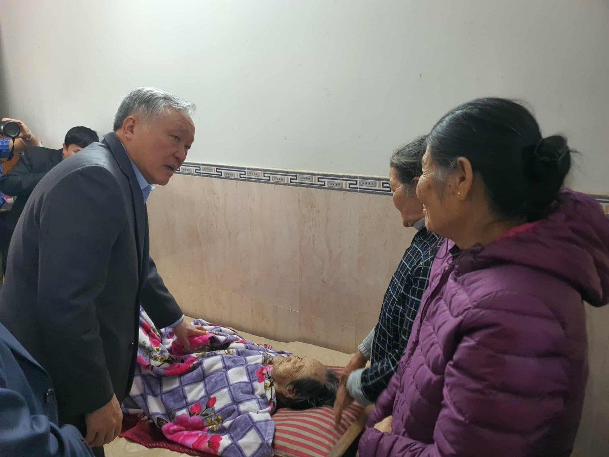 Phó thủ tướng Thường trực Nguyễn Hòa Bình thăm mẹ Trị trong chuyến công tác năm 2024