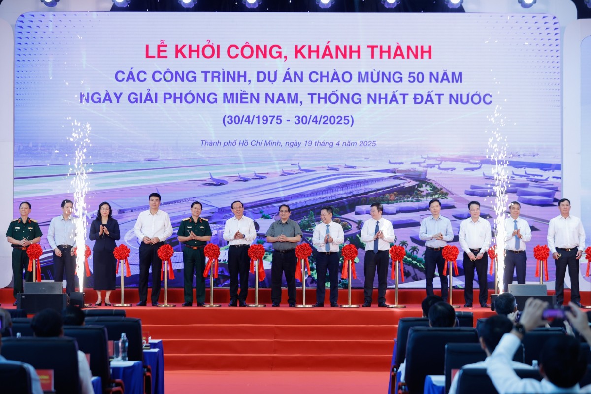 Thủ tướng Chính phủ và các đại biểu thực hiện nghi thức cắt băng khởi công, khánh thành các công trình, dự án chào mừng 50 năm Ngày Giải phóng miền Nam, thống nhất đất nước - Ảnh: VGP/Nhật Bắc Thủ tướng Chính phủ và các đại biểu thực hiện nghi thức cắt băng khởi công, khánh thành các công trình, dự án chào mừng 50 năm Ngày Giải phóng miền Nam, thống nhất đất nước - Ảnh: VGP/Nhật Bắc