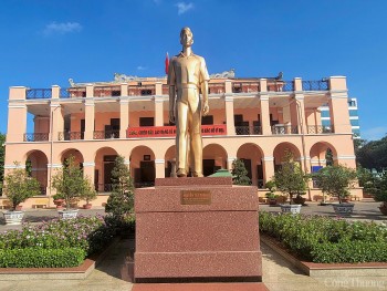 Thăm Bảo tàng Hồ Chí Minh - nơi Bác Hồ ra đi tìm đường cứu nước