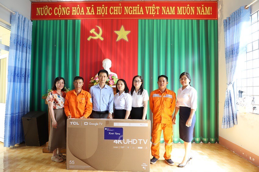 undefined Đại diện Trường TH &THCS Phan Đình Giót, xã Đắk R’moan nhận tivi từ đơn vị tài trợ