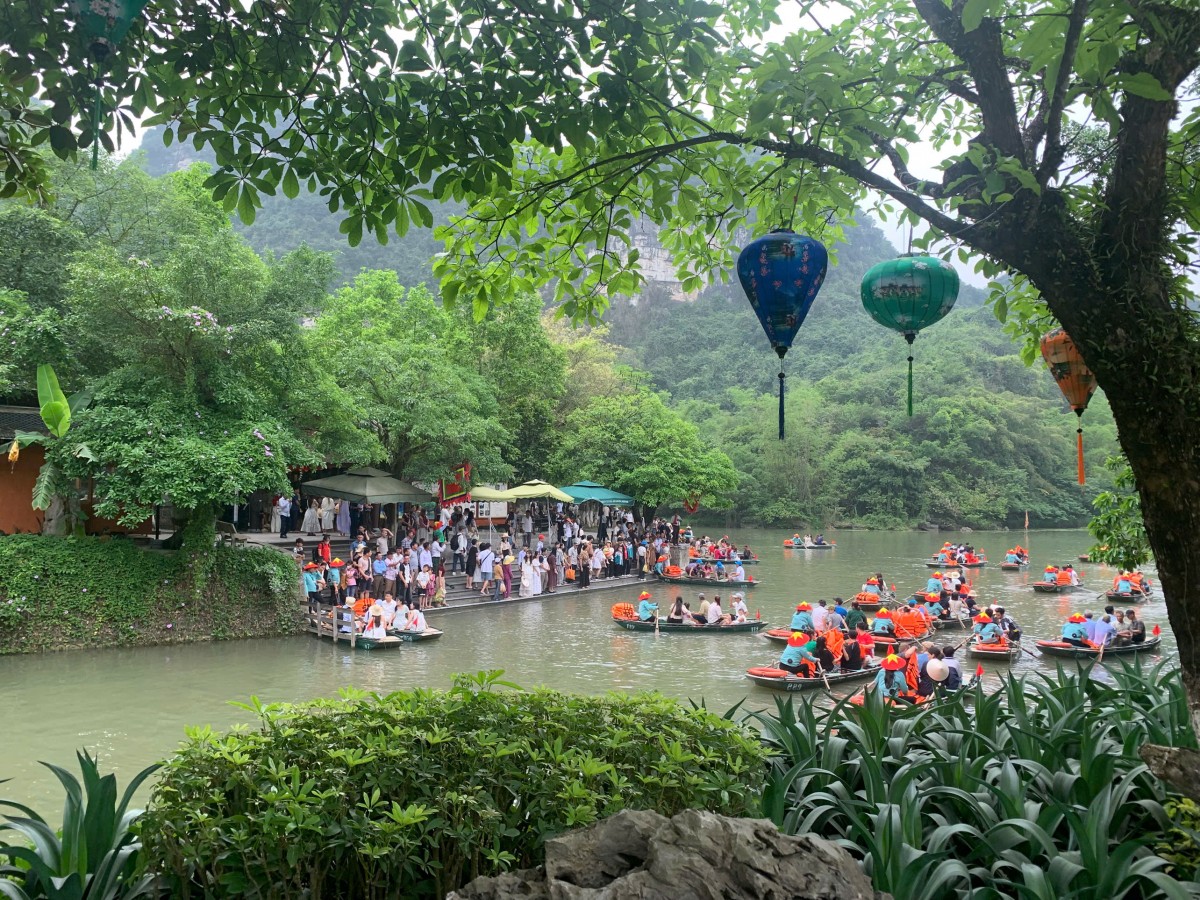 Khách du lịch tại Ninh Bình. Ảnh: Trung tâm thông tin xúc tiến du lịch Ninh Bình Khách du lịch tại Ninh Bình. Ảnh: Trung tâm thông tin xúc tiến du lịch Ninh Bình