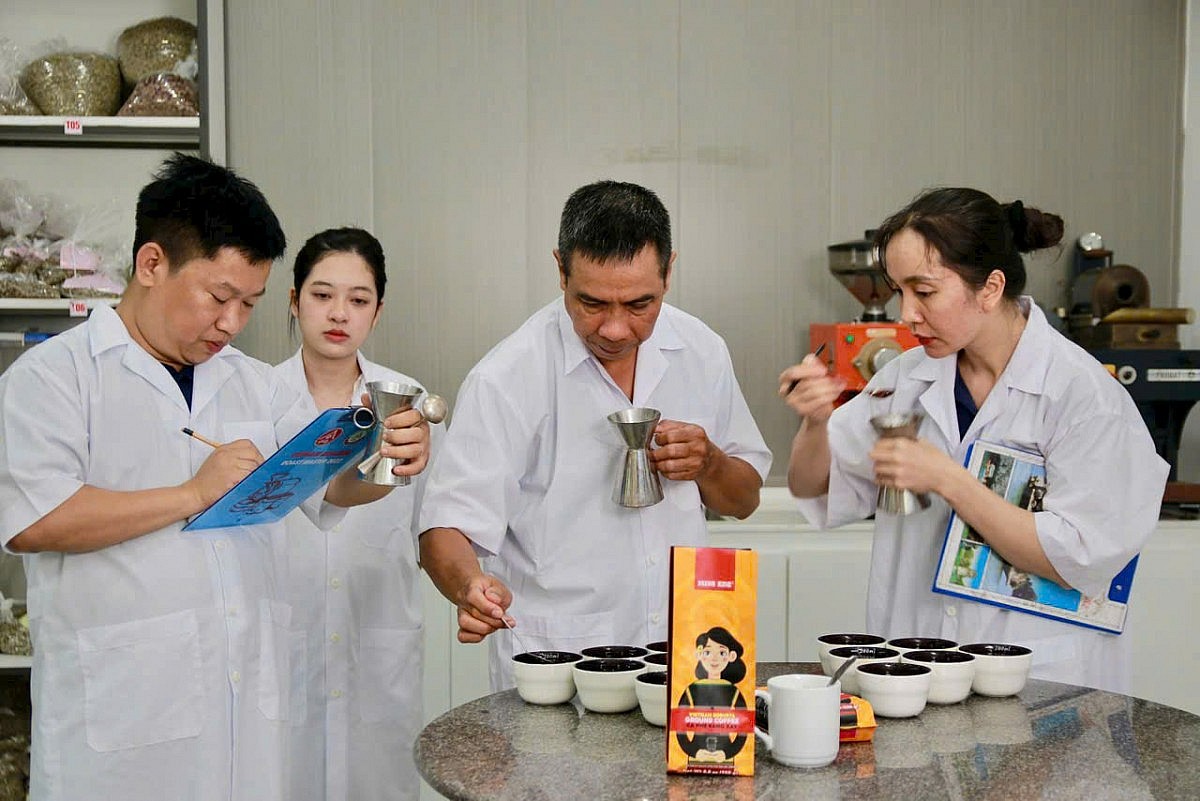 Sau khi các chuyên gia nếm thử và hoàn tất các công đoạn cuối cùng 3.600 gói cà phê Miss Ede Vietnam Robusta lên đường tới Hàn Quốc Sau khi các chuyên gia nếm thử và hoàn tất các công đoạn cuối cùng 3.600 gói cà phê Miss Ede Vietnam Robusta lên đường tới Hàn Quốc