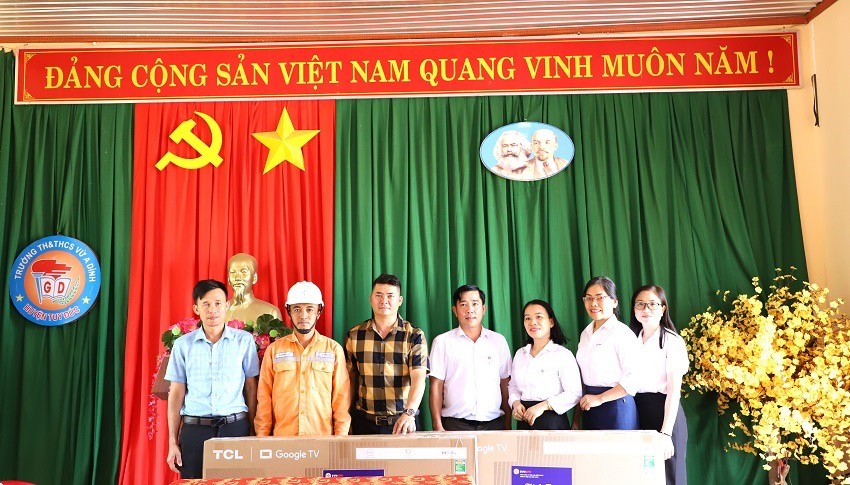 undefined Đại diện Nữ công PC Đắk Nông trao tặng ti vi cho Trường TH &THCS Vừ A Dính, xã Đắk Ngo, huyện Tuy Đức (Ảnh: PC Đắk Nông)