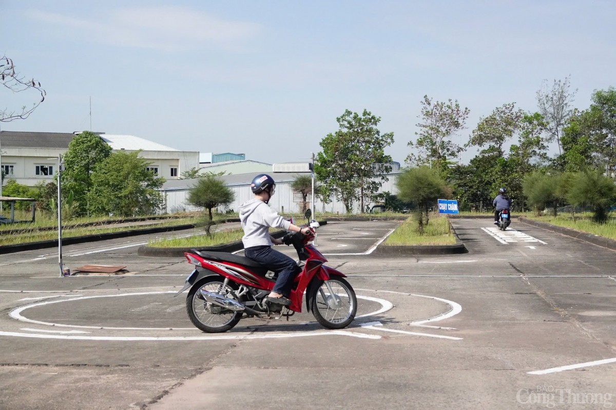 Các thí sinh tham gia sát hạch lái xe sáng 6/5 Các thí sinh tham gia sát hạch lái xe sáng 6/5