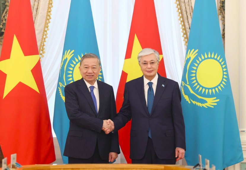 Tổng Bí thư Tô Lâm và Tổng thống Kazakhstan Kassym-Jomart Tokayev chụp ảnh chung trước hội đàm cấp Nhà nước (Ảnh: Thống Nhất - TTXVN). Tổng Bí thư Tô Lâm và Tổng thống Kazakhstan Kassym-Jomart Tokayev chụp ảnh chung trước hội đàm cấp Nhà nước (Ảnh: Thống Nhất - TTXVN).