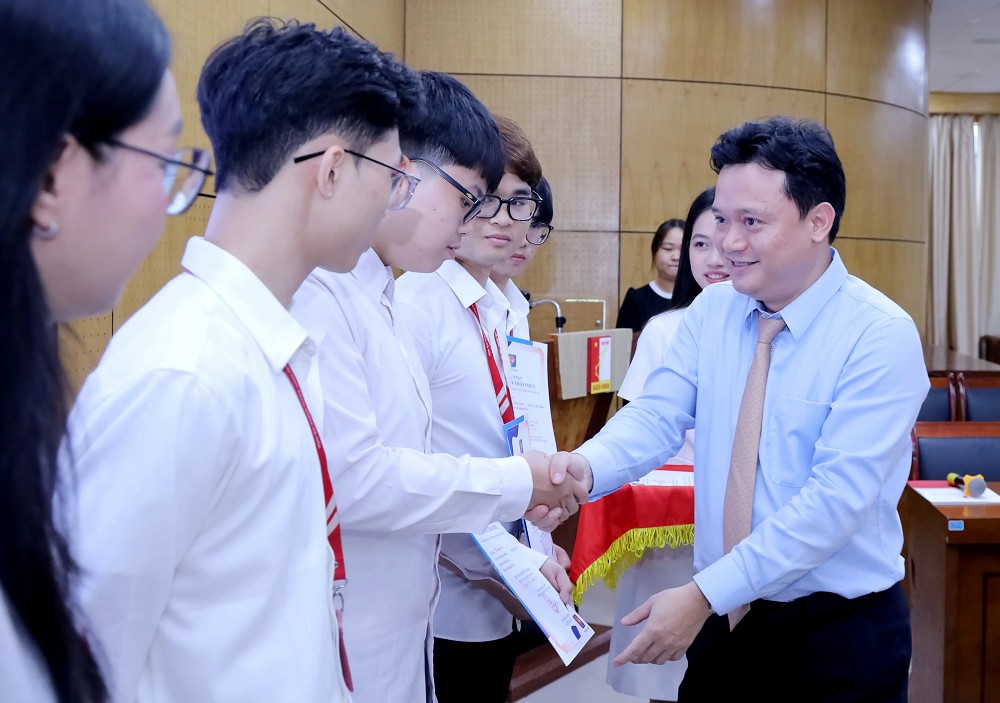 Phó Tổng Giám đốc Petrolimex Nguyễn Ngọc Tú trao học bổng tặng đối với các sinh viên