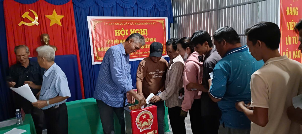 Cử tri xã Khánh Bình Tây, huyện Trần Văn Thời, tỉnh Cà Mau bỏ phiếu tại hội nghị lấy ý kiến cử tri. Ảnh:khanhbinhtay.tranvanthoi.camau.gov.vn Cử tri xã Khánh Bình Tây, huyện Trần Văn Thời, tỉnh Cà Mau bỏ phiếu tại hội nghị lấy ý kiến cử tri. Ảnh:khanhbinhtay.tranvanthoi.camau.gov.vn