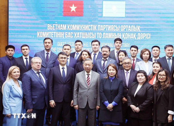 Tổng Bí thư Tô Lâm và lãnh đạo, giảng viên, học viên Học viện Hành chính Công trực thuộc Tổng thống Kazakhstan. Ảnh: TTXVN Tổng Bí thư Tô Lâm và lãnh đạo, giảng viên, học viên Học viện Hành chính Công trực thuộc Tổng thống Kazakhstan. Ảnh: TTXVN