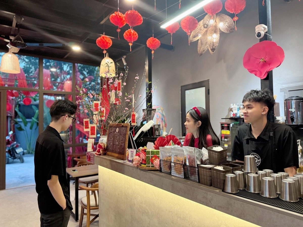 , nhiều người trẻ đang chuyển sang các thương hiệu trà sữa và cà phê bình dân