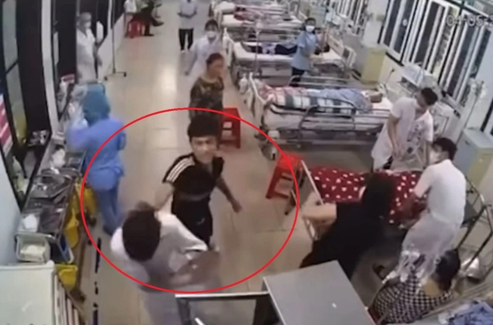 Hình ảnh nam thanh niên hành hung nhân viên y tế của Bệnh viện Đa khoa tỉnh Nam Định - Ảnh cắt từ video