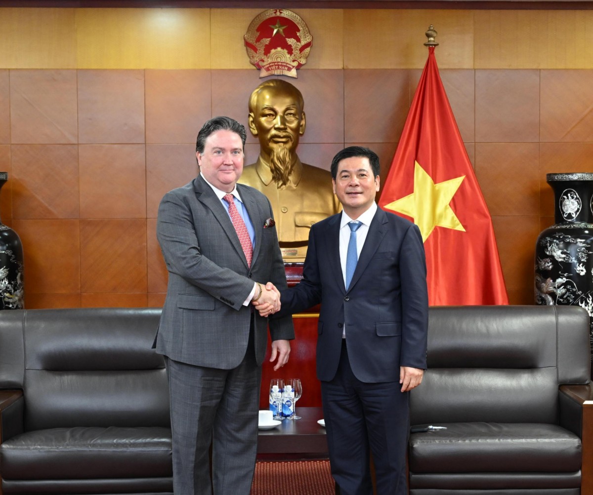 Bộ trưởng Nguyễn Hồng Diên và Ngài Marc E. Knapper, Đại sứ đặc mệnh toàn quyền Hợp chúng quốc Hoa Kỳ tại Việt Nam Bộ trưởng Nguyễn Hồng Diên và Ngài Marc E. Knapper, Đại sứ đặc mệnh toàn quyền Hợp chúng quốc Hoa Kỳ tại Việt Nam