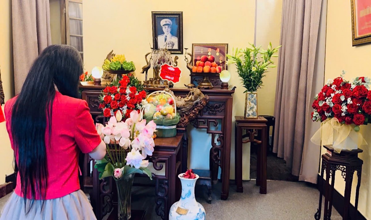 Dâng hương Đại tướng Võ Nguyên tại ngôi nhà của Người Dâng hương Đại tướng Võ Nguyên tại ngôi nhà của Người