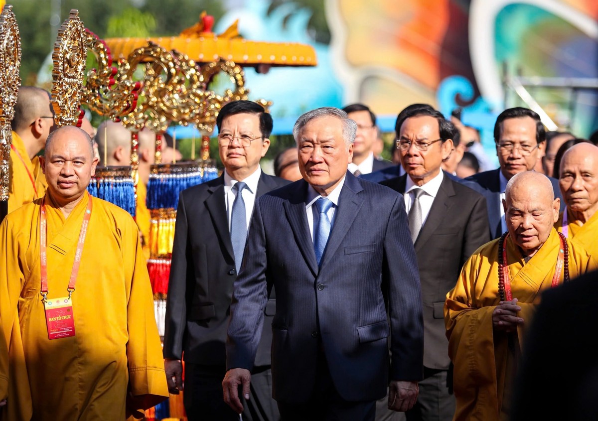 Ủy viên Bộ Chính trị, Phó thủ tướng Thường trực Nguyễn Hòa Bình; Ủy viên Bộ Chính trị, Bí thư Thành ủy TP.HCM Nguyễn Văn Nên; Phó thủ tướng Mai Văn Chính; Bộ trưởng Bộ Dân tộc và Tôn giáo Đào Ngọc Dung tham dự bế mạc đại lễ Vesak 2025. Ảnh: Nhật Thịnh Ủy viên Bộ Chính trị, Phó thủ tướng Thường trực Nguyễn Hòa Bình; Ủy viên Bộ Chính trị, Bí thư Thành ủy TP.HCM Nguyễn Văn Nên; Phó thủ tướng Mai Văn Chính; Bộ trưởng Bộ Dân tộc và Tôn giáo Đào Ngọc Dung tham dự bế mạc đại lễ Vesak 2025. Ảnh: Nhật Thịnh