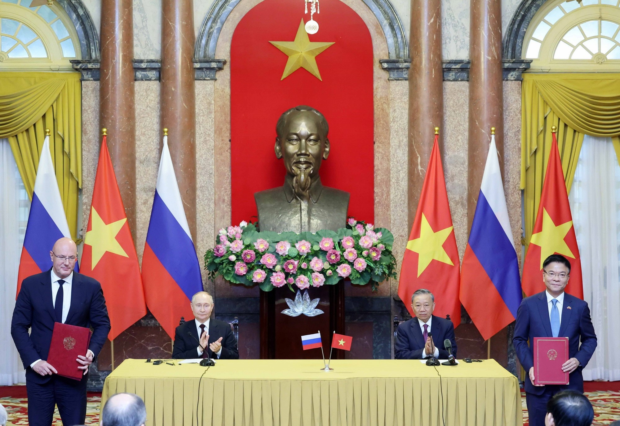 Chủ tịch nước Tô Lâm và Tổng thống Liên bang Nga Vladimir Putin chứng kiến trao các văn kiện đã ký kết giữa hai nước chiều 20/6/2024. (Ảnh: Nhan Sáng/TTXVN) viet-nam-lien-bang-nga-15.jpg