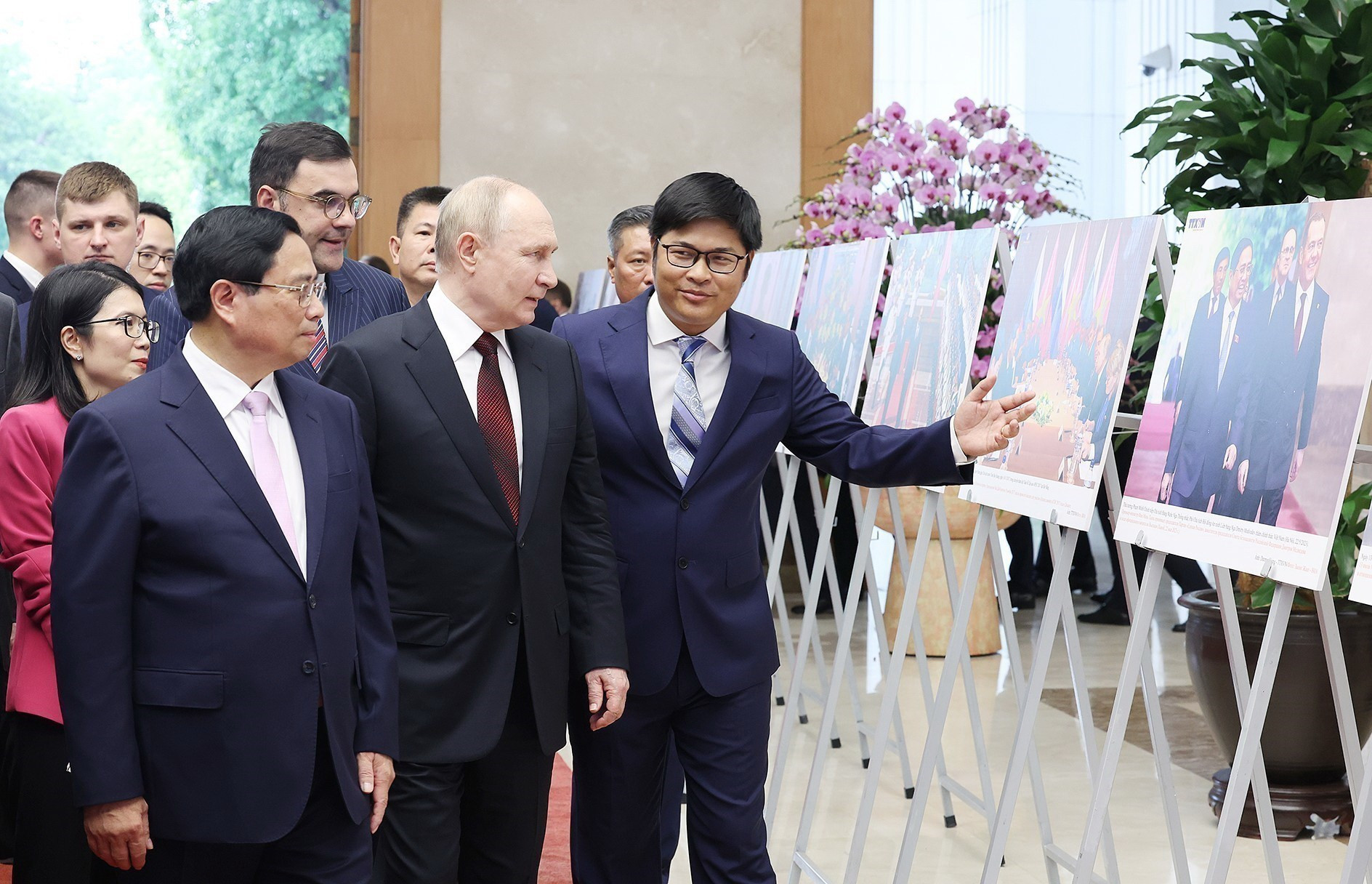 Thủ tướng Phạm Minh Chính và Tổng thống Liên bang Nga Vladimir Putin xem trưng bày ảnh về quan hệ hợp tác giữa hai nước do Thông tấn xã Việt Nam thực hiện (Hà Nội, chiều 20/6/2024). (Ảnh: Dương Giang/TTXVN) viet-nam-lien-bang-nga-8.jpg