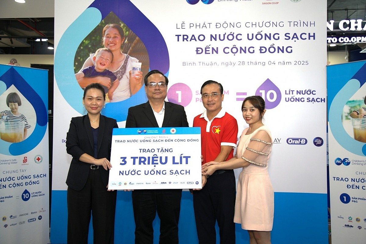 3 triệu lít nước uống sạch được trao đến cộng đồng 3 triệu lít nước uống sạch được trao đến cộng đồng