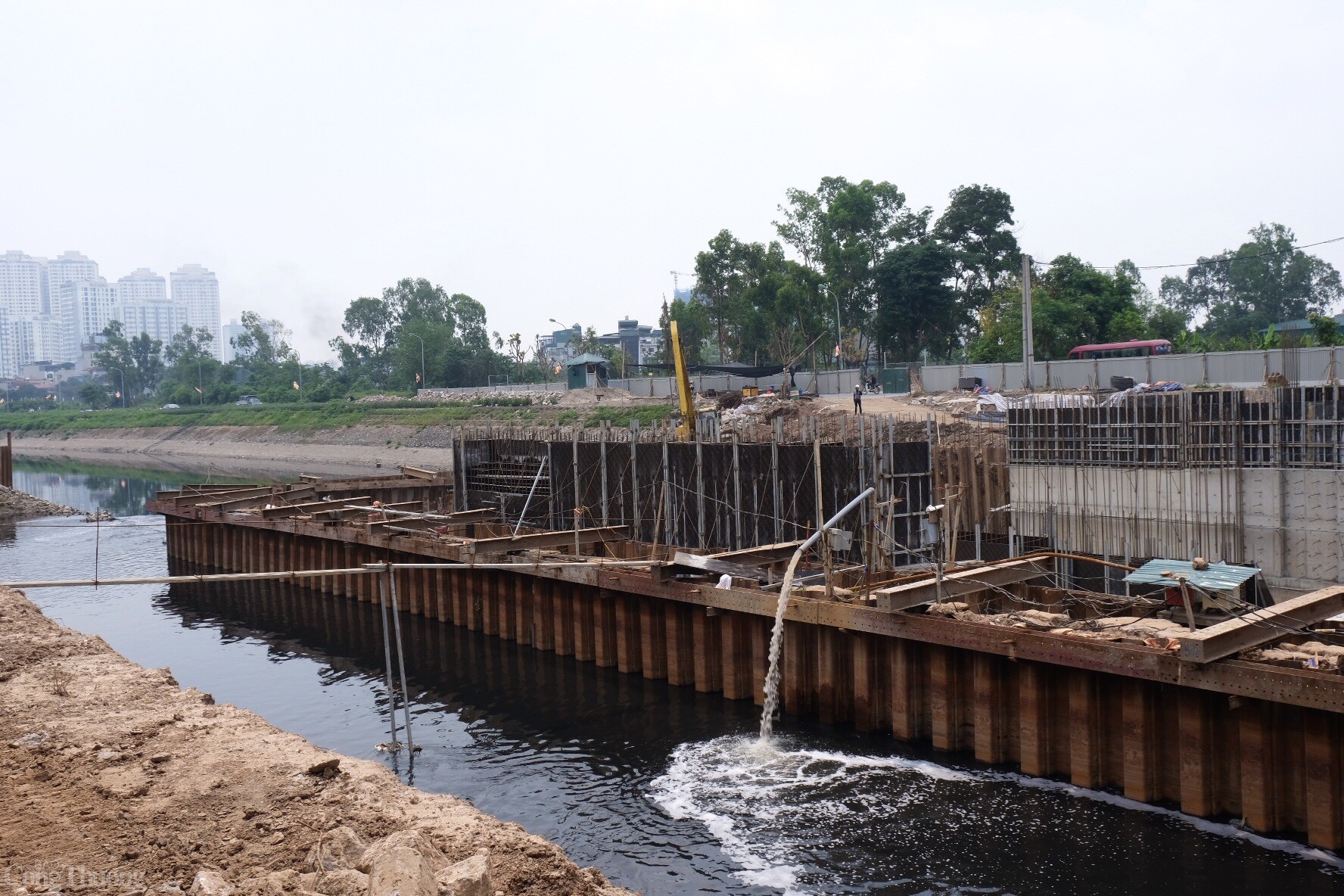 Trong những năm qua, tình trạng sông Tô Lịch bị cạn nước theo mùa, đặc biệt vào mùa khô, đã khiến dòng sông không thể làm tốt chức năng điều tiết, đồng thời gia tăng tình trạng ô nhiễm kéo dài. Vì vậy, các công trình đập dâng – mà trước tiên là đập tại cầu Quang – được kỳ vọng sẽ góp phần duy trì mực nước ổn định cho sông, đồng thời đóng vai trò quan trọng trong việc cải tạo môi trường nước và chỉnh trang đô thị dọc tuyến sông.