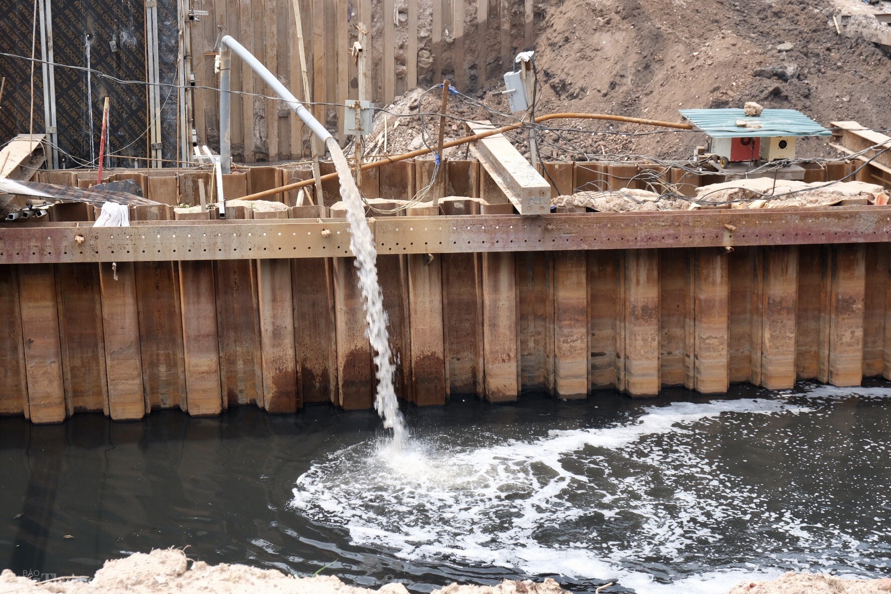 Theo thiết kế, khi nước từ sông Hồng được dẫn vào sông Tô Lịch, các đập dâng sẽ có nhiệm vụ giữ lại lượng nước này, từ đó đảm bảo duy trì độ sâu mực nước dọc tuyến sông theo phương án kỹ thuật đã được phê duyệt. 