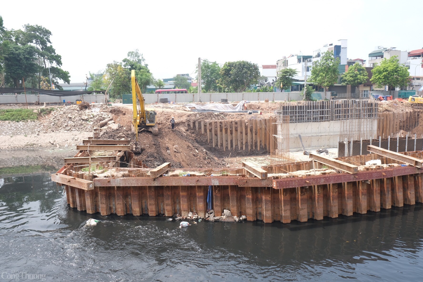 Trong lòng đập, các đơn vị thi công tích cực huy động cả máy móc lẫn nhân lực để thực hiện thi công nền sàn và đổ bê tông bao phủ. 