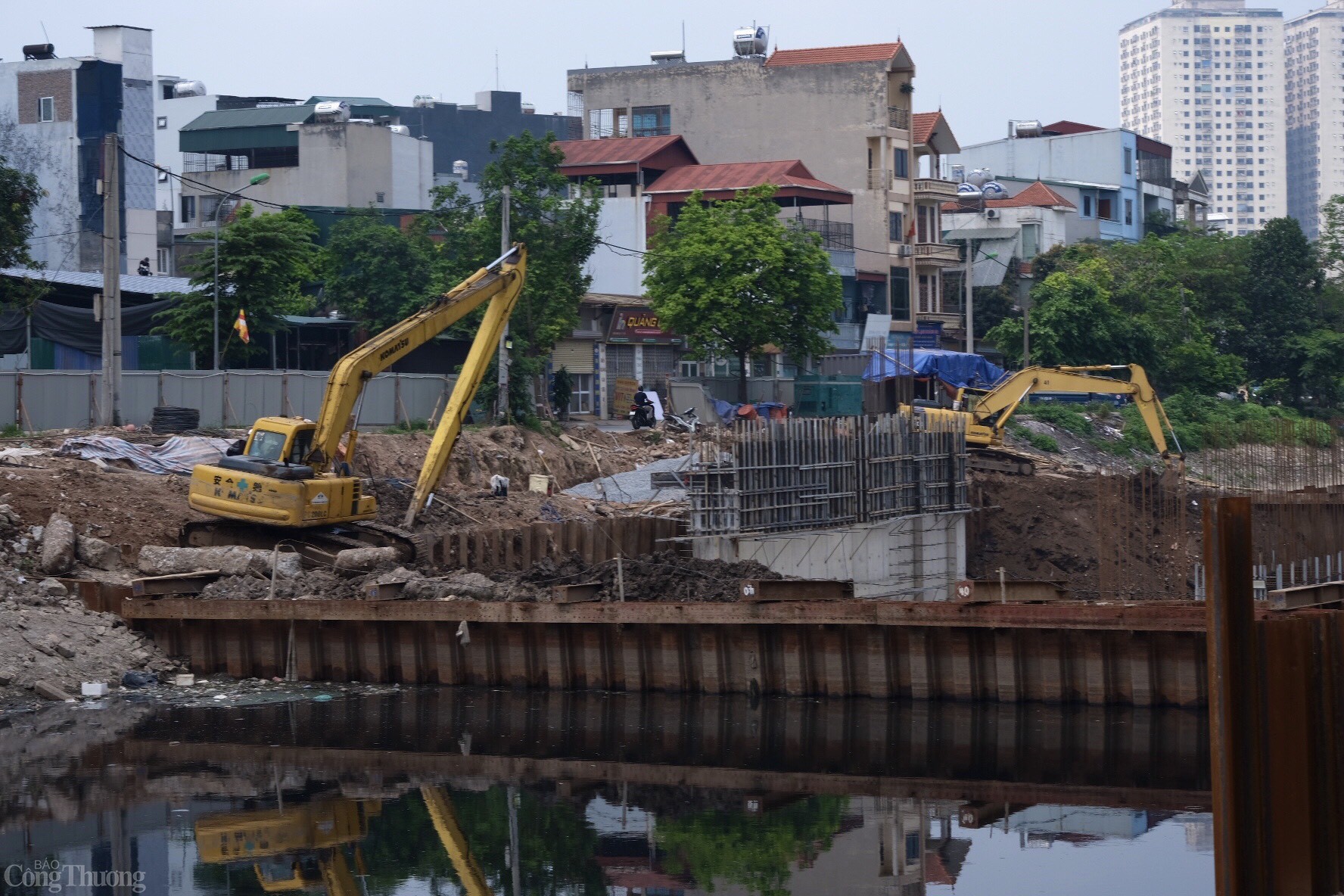 Tại công trình, đập dâng đang trong giai đoạn hoàn thiện phần kết cấu bê tông ở cả lòng đập và khu vực xung quanh