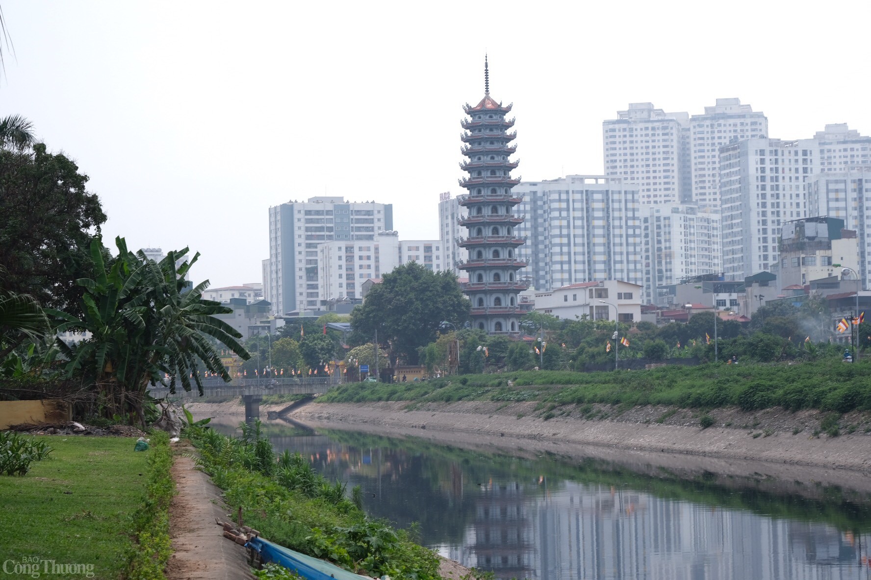 Sông Tô Lịch có chiều dài khoảng 14,6 km, chảy qua 6 quận, huyện của thành phố Hà Nội, gồm: Ba Đình, Cầu Giấy, Đống Đa, Thanh Xuân, Hoàng Mai và Thanh Trì. 