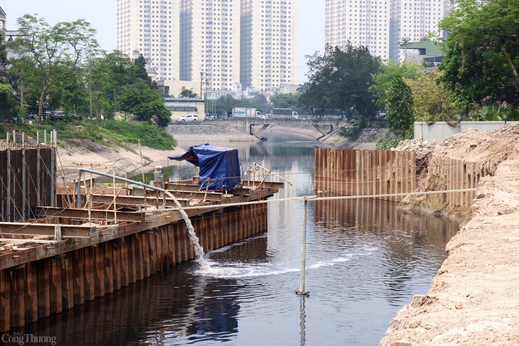 Trọng tâm của kế hoạch là xây dựng hệ thống đập dâng để điều tiết dòng chảy và duy trì lượng nước dọc tuyến sông. Đập dâng tại khu vực cầu Quang là công trình đầu tiên được triển khai trong chuỗi ba đập mà thành phố Hà Nội dự kiến xây dựng để phục vụ việc giữ nước, làm sạch và cải thiện cảnh quan đô thị.