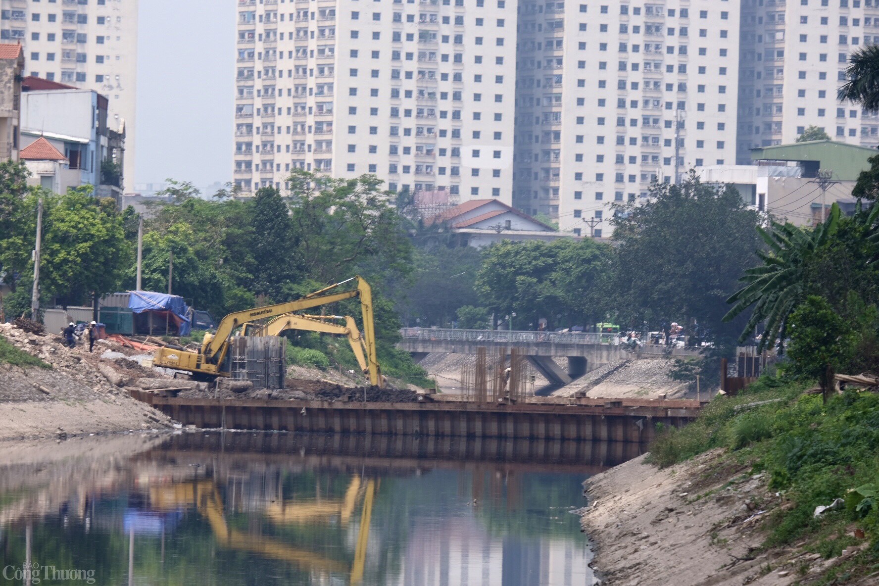 Sau gần hai tháng kể từ thời điểm khởi công, đập dâng giữ nước đầu tiên được xây dựng trên sông Tô Lịch, nằm gần khu vực cầu Quang, thuộc xã Thanh Liệt, huyện Thanh Trì (Hà Nội), đã cơ bản hình thành.