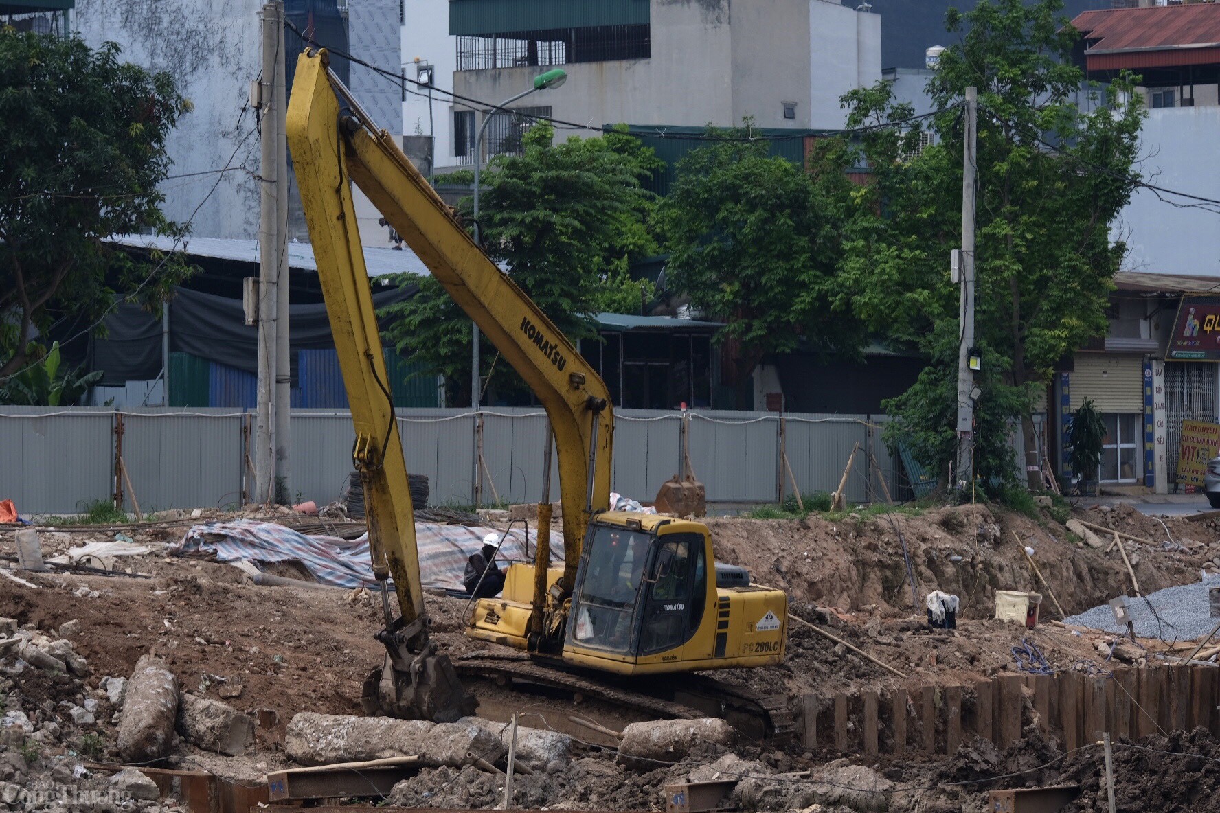 Theo ghi nhận vào ngày 8/5, các tốp công nhân đang khẩn trương làm việc để đảm bảo tiến độ được duy trì như kế hoạch đề ra.