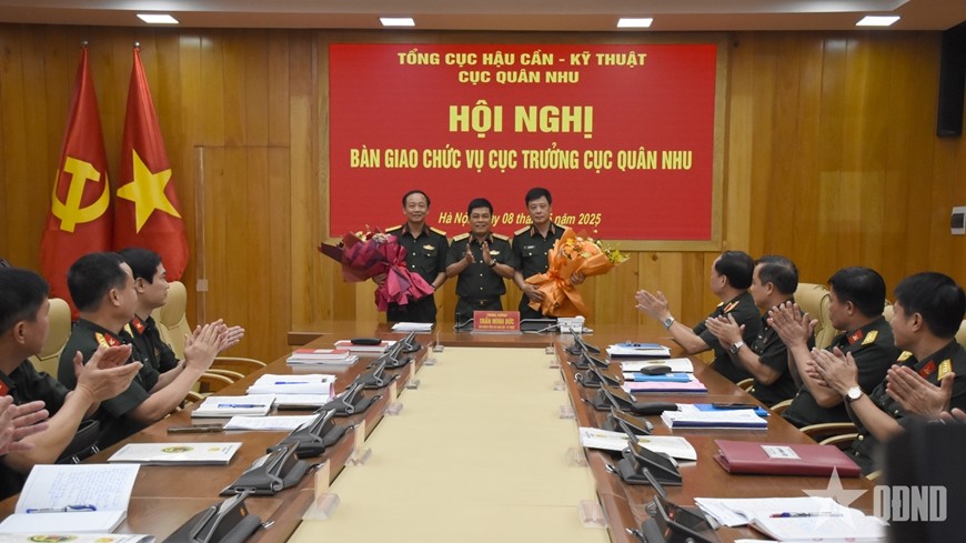 Trung tướng Trần Minh Đức tặng hoa chúc mừng Thiếu tướng An Phương Nam và Đại tá Đỗ Văn Hậu.  