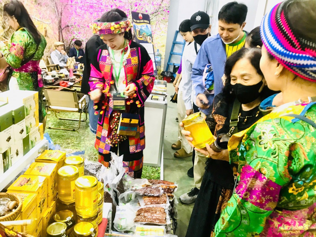 Quảng bá nông sản, hàng hoá miền núi đang được đẩy mạnh. Ảnh: Hoa Quỳnh Quảng bá nông sản, hàng hoá miền núi đang được đẩy mạnh. Ảnh: Hoa Quỳnh