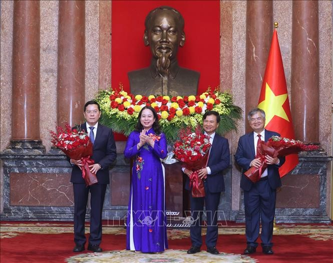 Chủ tịch nước Lương Cường trao quyết định bổ nhiệm 3 Phó Chủ nhiệm Văn phòng Chủ tịch nước