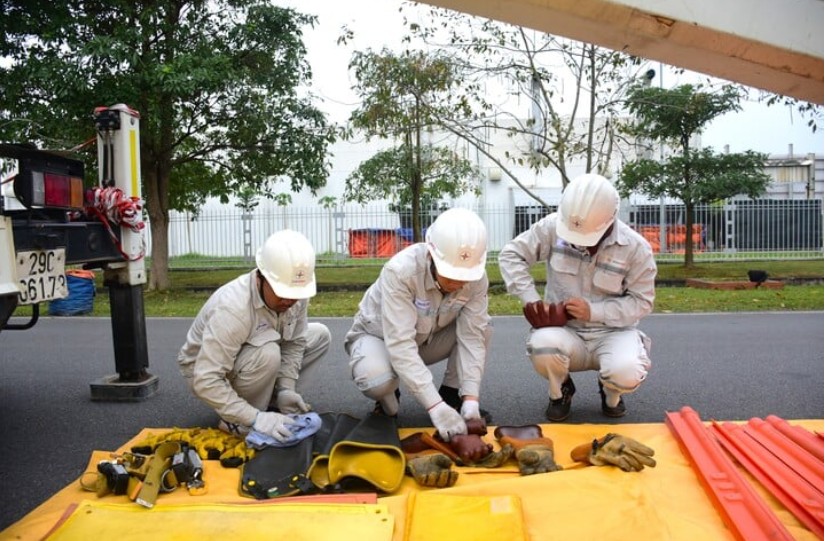 EVNHANOI tăng cường sửa chữa điện hotline để nâng cao chất lượng EVNHANOI tăng cường sửa chữa điện hotline để nâng cao chất lượng