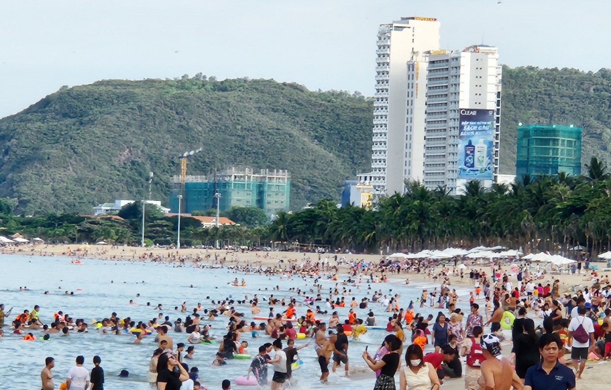 Khách du lịch tại Nha Trang. Ảnh minh hoạ Khách du lịch tại Nha Trang. Ảnh minh hoạ