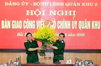 Bàn giao chức Phó Chính ủy Quân khu 3 giữa hai Thiếu tướng
