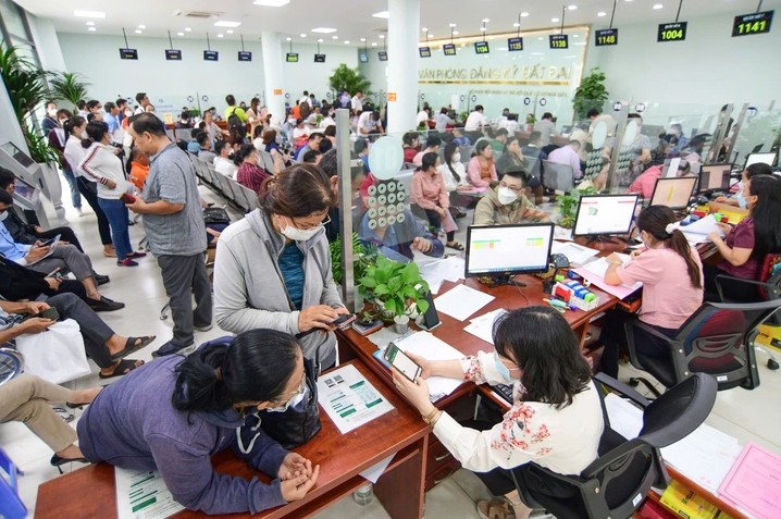 Công chức TP Thủ Đức giải quyết thủ tục hành chính cho người dân - Ảnh: QUANG ĐỊNH Công chức TP Thủ Đức giải quyết thủ tục hành chính cho người dân - Ảnh: QUANG ĐỊNH