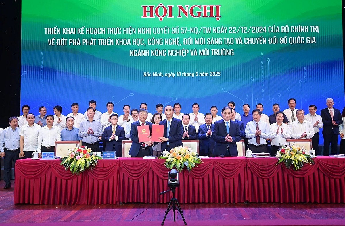 Bộ Nông nghiệp và Môi trường ký kết văn bản hợp tác phát triển KHCN, đổi mới sáng tạo với Liên hiệp các Hội Khoa khoa học và Kỹ thuật Việt Nam và Tổng hội Xây dựng Việt Nam. Bộ Nông nghiệp và Môi trường ký kết văn bản hợp tác phát triển KHCN, đổi mới sáng tạo với Liên hiệp các Hội Khoa khoa học và Kỹ thuật Việt Nam và Tổng hội Xây dựng Việt Nam.