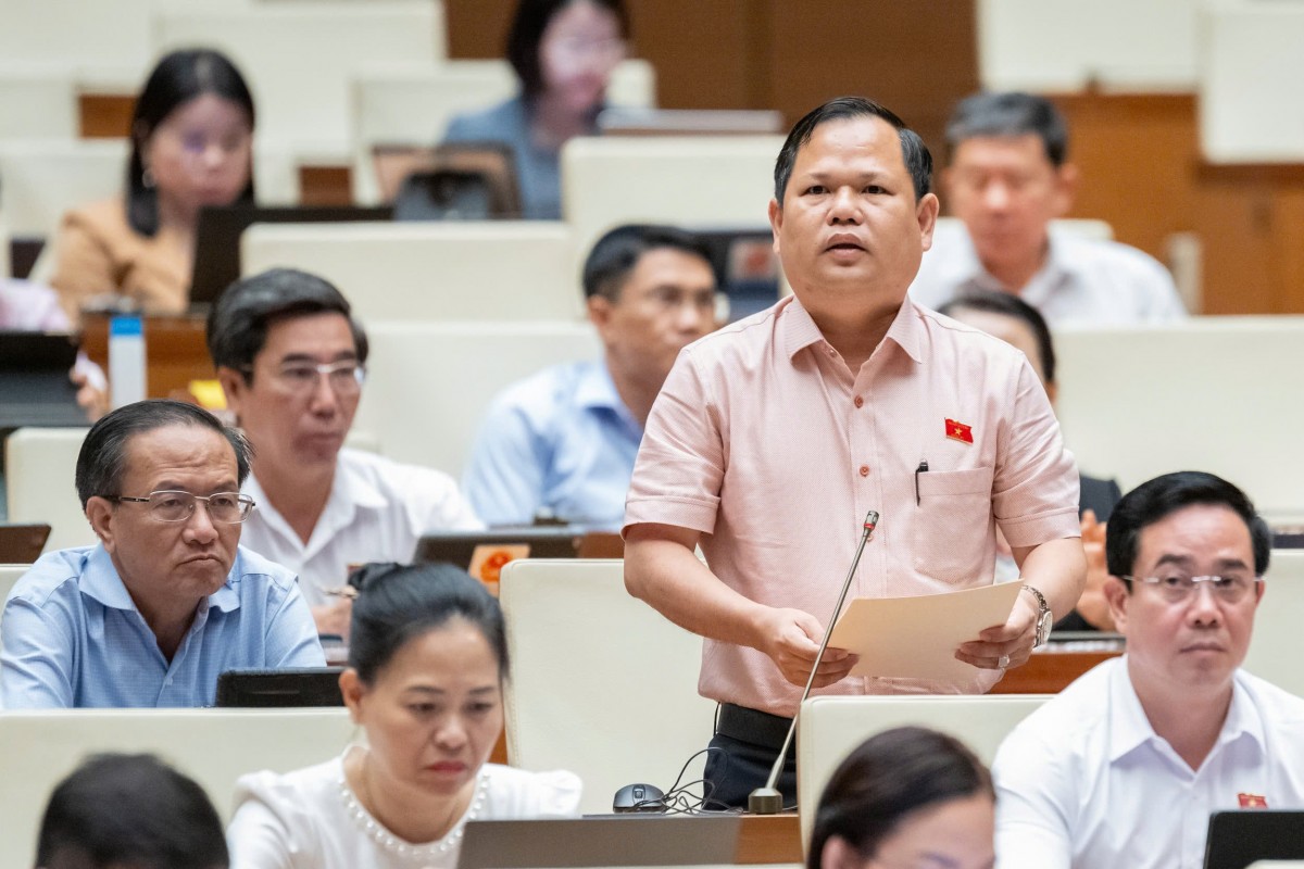 Phát biểu tại nghị trường sáng nay 10/5, đại biểu Quốc hội Nguyễn Duy Thanh (Cà Mau) đồng thời là Tiến sĩ kinh tế bày tỏ tinh thần giảm thiểu tối đa thủ tục hành chính, điều kiện kinh doanh và chi phí sản xuất, chuyển từ tiền kiểm sang hậu kiểm... Phát biểu tại nghị trường sáng nay 10/5, đại biểu Quốc hội Nguyễn Duy Thanh (Cà Mau) đồng thời là Tiến sĩ kinh tế bày tỏ tinh thần giảm thiểu tối đa thủ tục hành chính, điều kiện kinh doanh và chi phí sản xuất, chuyển từ tiền kiểm sang hậu kiểm...