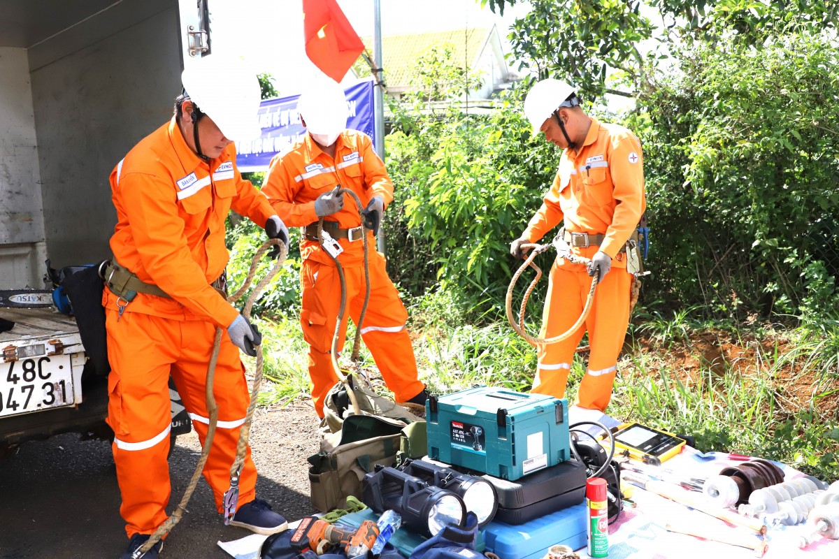 Công nhân chuẩn bị thực hiện các thao tác công việc xử lý sự cố Công nhân chuẩn bị thực hiện các thao tác công việc xử lý sự cố