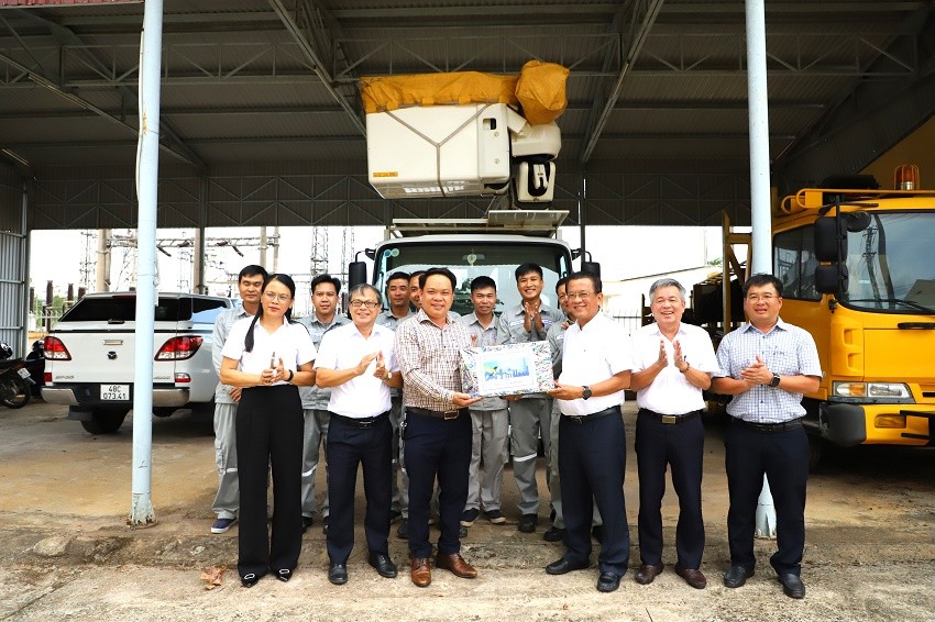 Tổng giám đốc EVNCPC Ngô Tấn Cư và đoàn công tác tặng quà, cho người lao động Xí nghiệp điện cao thế Đắk Nông (PC Đắk Nông) Tổng giám đốc EVNCPC Ngô Tấn Cư và đoàn công tác tặng quà, cho người lao động Xí nghiệp điện cao thế Đắk Nông (PC Đắk Nông)