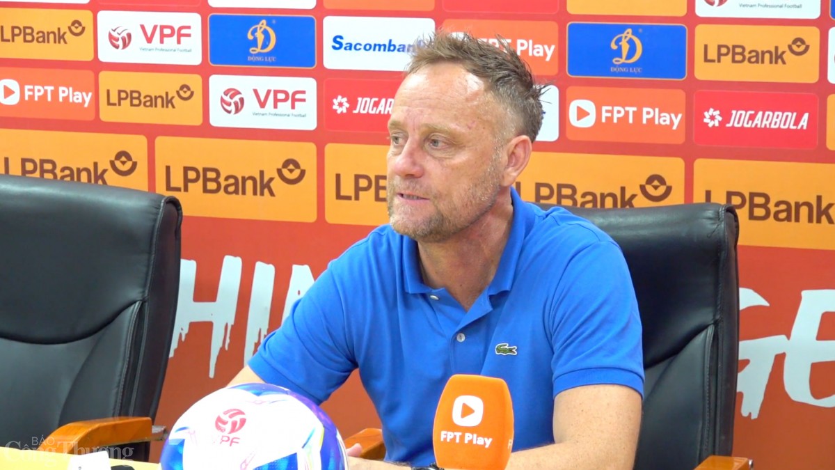 HLV Polking của Công an Hà Nội phát biểu họp báo.