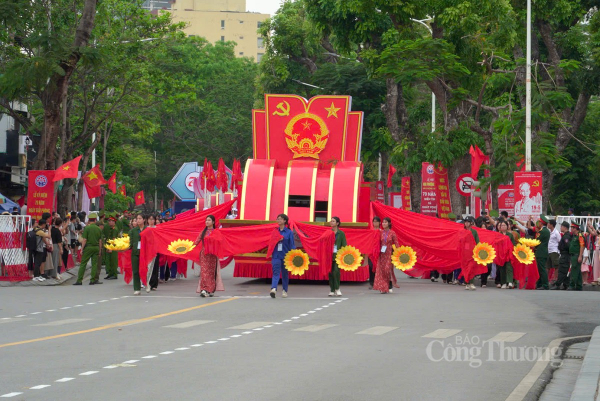 Hải Phòng: Tổng duyệt diễubinh,diễuhành quymôlớn hướngtới kỷniệm70năm NgàyGiảiphóng thành phố