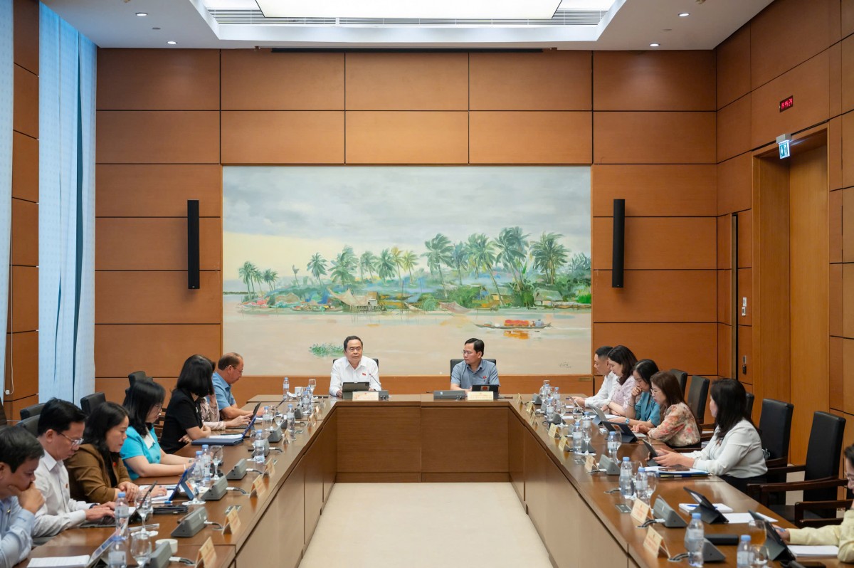 Tiếp tục Kỳ họp thứ Chín, chiều 10/5 Quốc hội thảo luận tại Tổ về 3 dự án Luật. Tiếp tục Kỳ họp thứ Chín, chiều 10/5 Quốc hội thảo luận tại Tổ về 3 dự án Luật.